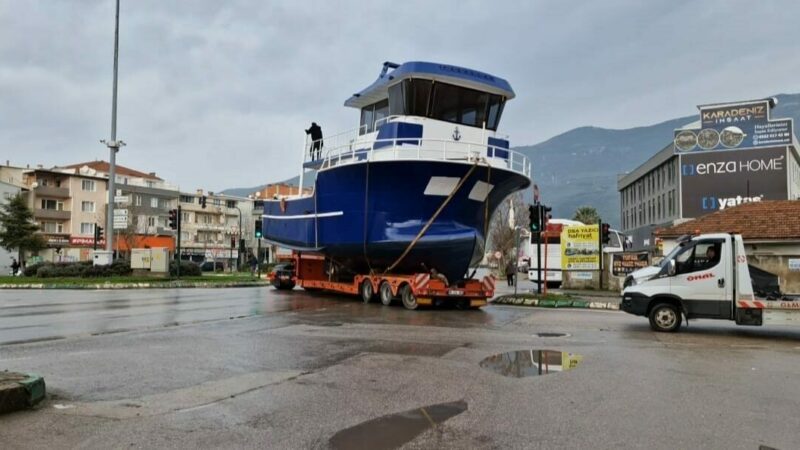 Yer: Bursa… Görenler telefona sarıldı Bursa'nın Gemlik ilçesinde balıkçı teknesi, TIR’ın dorsesinde limana taşındı. Tekneyle