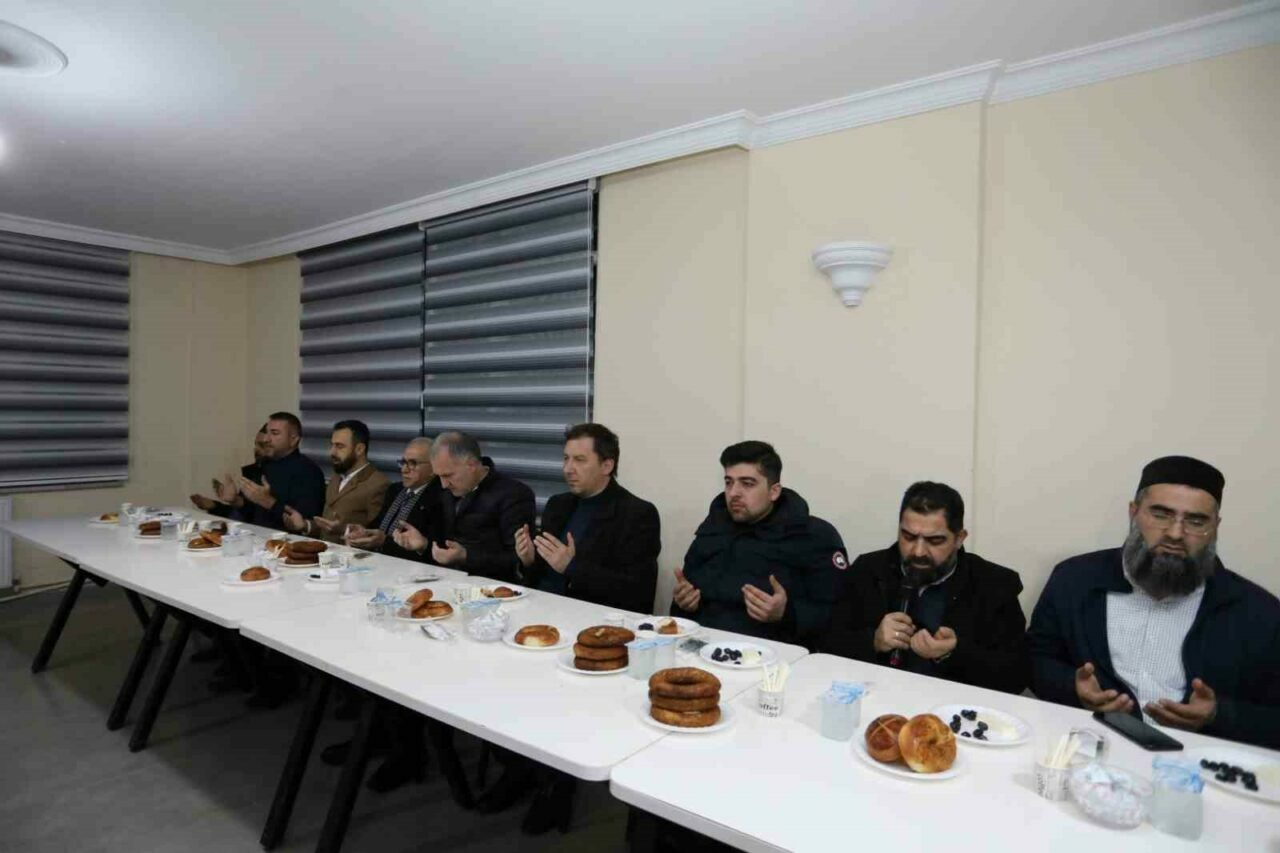 Bereket Sofrası İnegöl’deki Üçevler Camii’nde kuruldu Bereket Sofrası İnegöl’deki Üçevler Camii’nde kuruldu