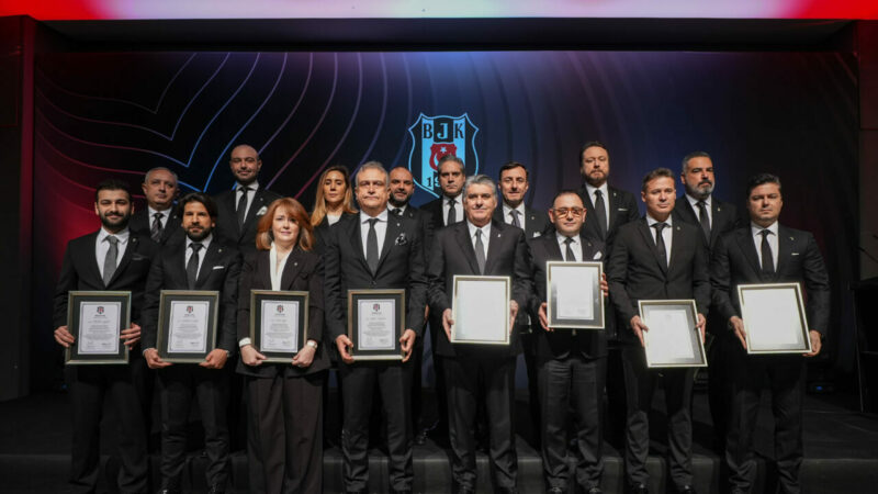 Beşiktaş yönetimi mazbatalarını aldı Beşiktaş Kulübünde başkanlığa seçilen Serdal Adalı ve yönetim kurulu, düzenlenen