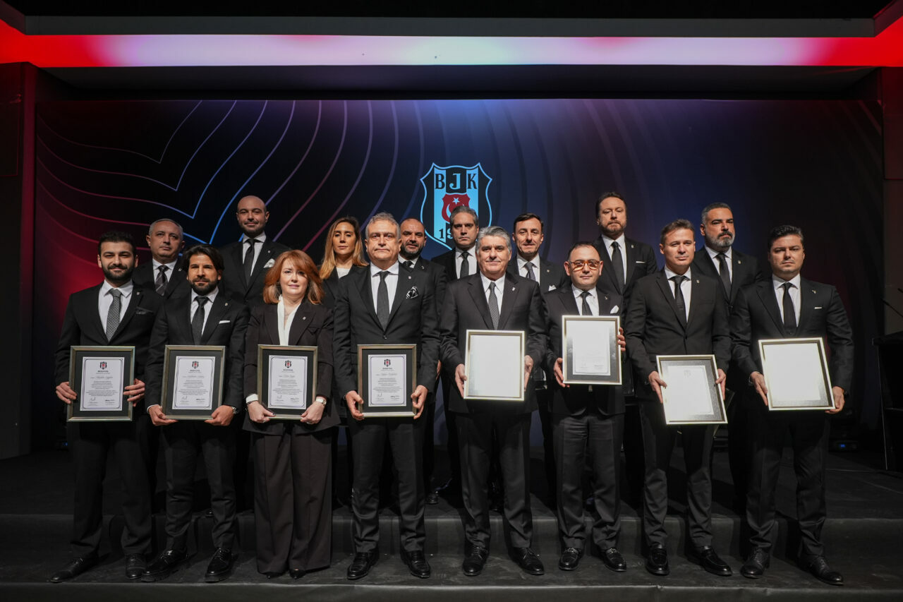 Beşiktaş yönetimi mazbatalarını aldı