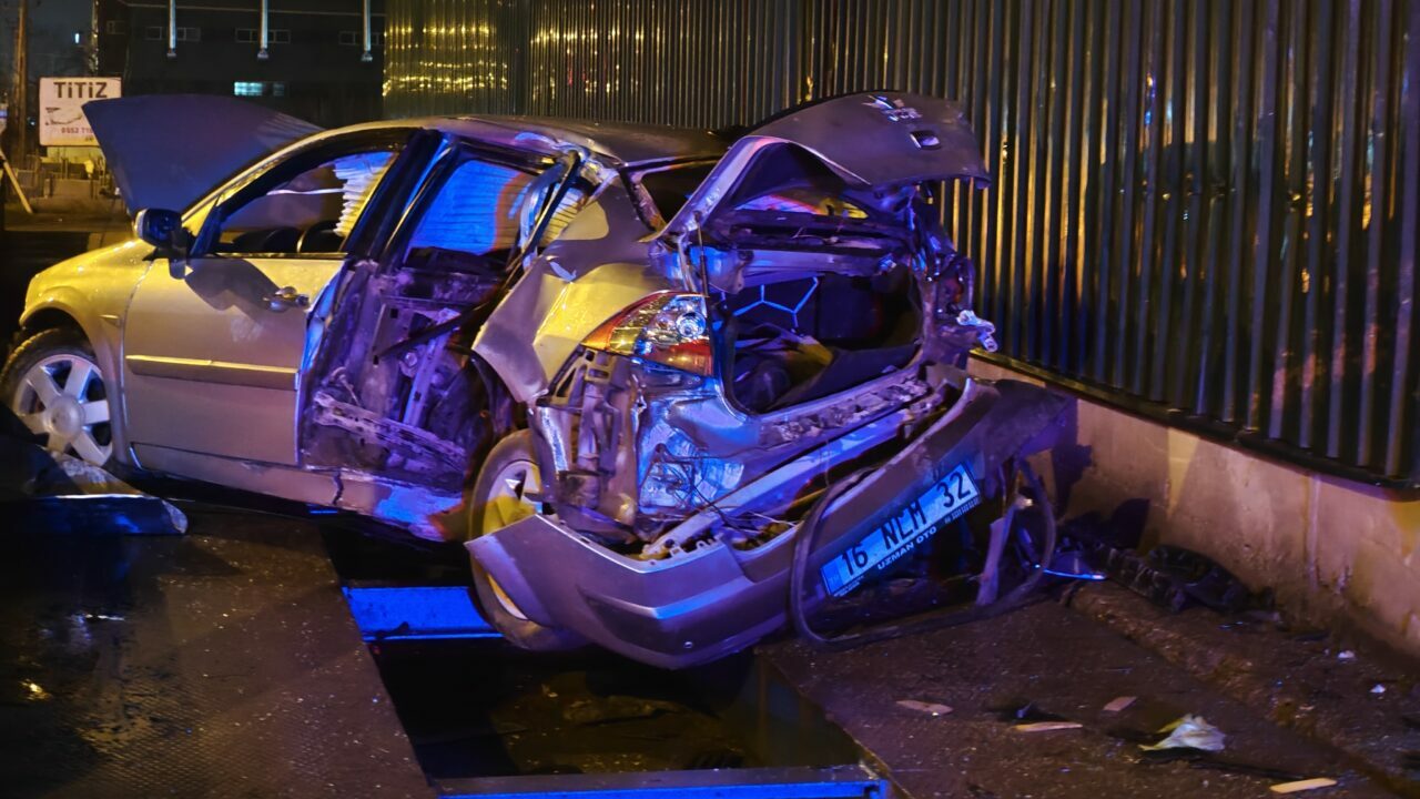 Bursa’da bıçaklı kavga sonrası kaçarken kaza yaptılar: 1 ölü, 1 yaralı Bursa’da bıçaklı kavga sonrası kaçarken kaza yaptılar: 1 ölü, 1 yaralı