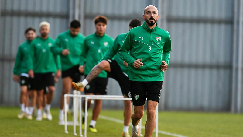 Bursaspor yönetimi sır gibi saklanan isimlerle temaslarını sıklaştırdı. Üst liglerde
