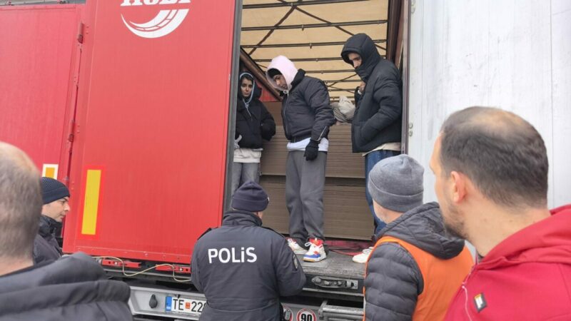 Bursa’nın İnegöl ilçesinde durdurulan sunta yüklü TIR’ın dorsesine İran uyruklu
