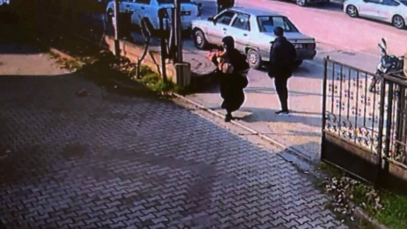 Bursa’nın İnegöl ilçesinde motosikletin çarptığı 2 yaşındaki çocuğun yardımına annesi