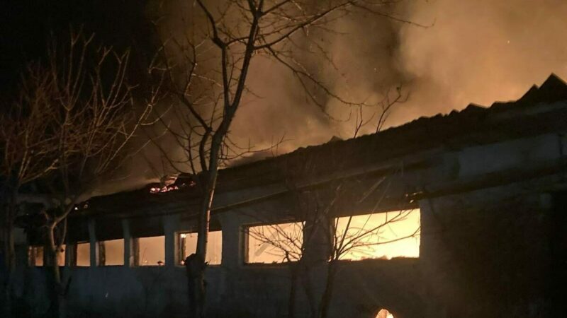 Bursa'nın İnegöl ilçesinde, büyükbaş çiftliğinin samanlığında çıkan yangın, itfaiye ekiplerinin