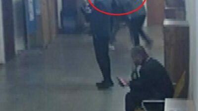 Bursa’da duruşma öncesi eşinin avukatını dövdü! O anlar kamerada