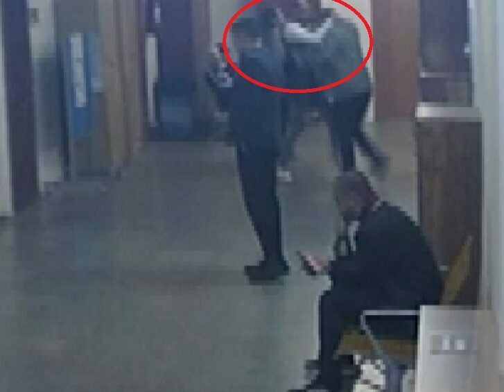 Bursa’da duruşma öncesi eşinin avukatını dövdü! O anlar kamerada