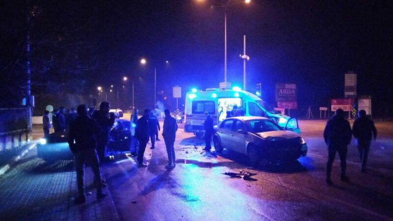 Bursa'nın İnegöl ilçesinde ambulansa yol vermek isteyen sürücünün kullandığı otomobilin