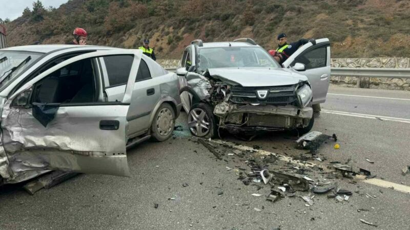 Bursa’da feci kaza: Kafa kafaya çarpıştılar Bursa’nın İznik ilçesinde iki otomobil kafa kafaya çarpıştı. Kazada 2