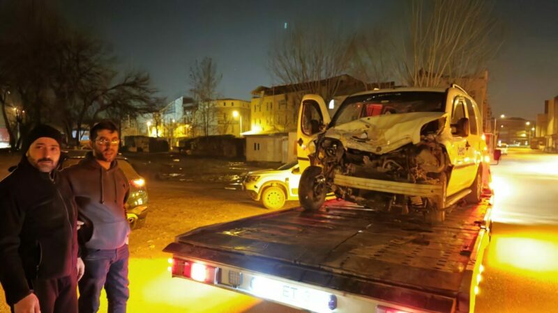Bursa'nın İnegöl ilçesinde iki otomobilin çarpışması sonucu 3 kişi yaralandı.
