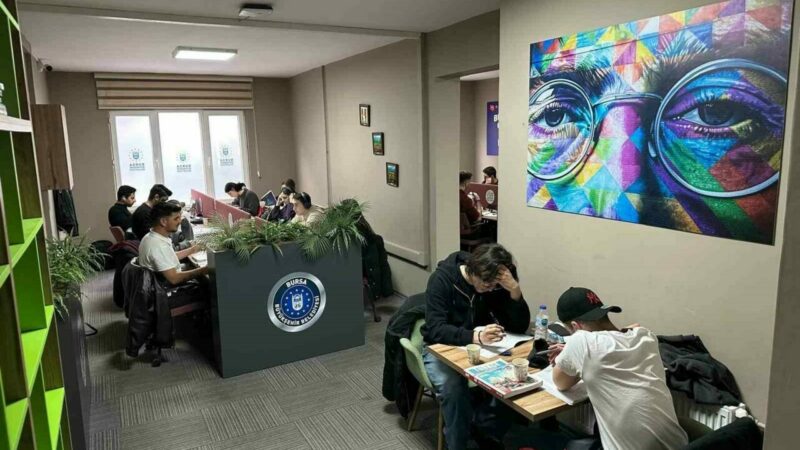 Bursa’daki gençlik merkezlerinde sınav mesaisi Gençlik merkezleriyle gençlere güvenli bir ortamda ders çalışma imkanı sunan