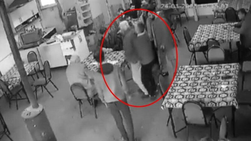 Bursa’da Heimlich manevrası ile böyle can kurtardı Bursa'da kahvehanede çay içtiği sırada nefes borusuna cisim kaçan kişi,