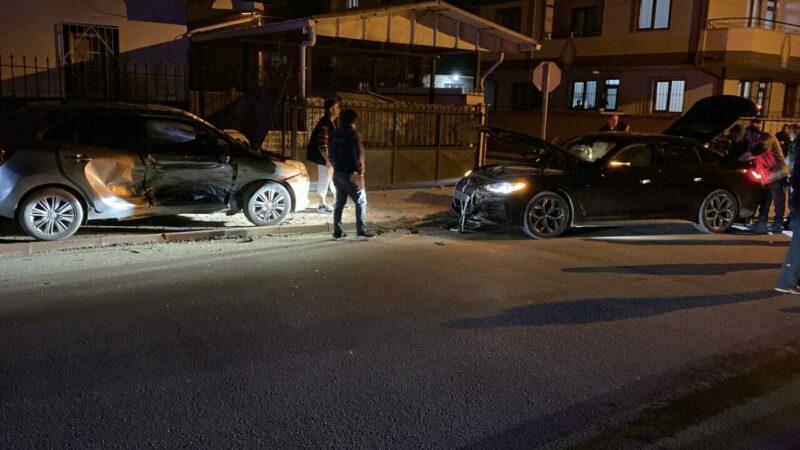 Bursa'da iki otomobilin çarpıştığı kazada 3 kişi yaralandı. Kazada araçta