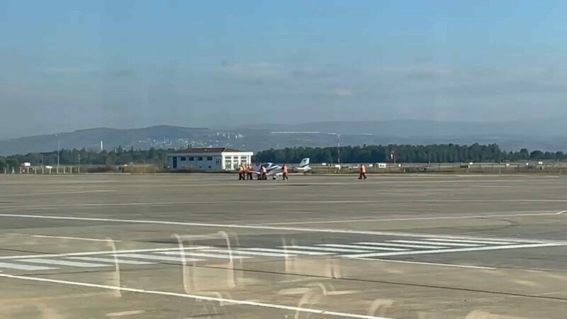 Bursa’da kaza kırıma uğrayan uçak pisten kaldırılıyor Yenişehir Havaalanı’nda öğle saatlerinde kaza kırıma uğrayan uçağın enkazı, ekipler