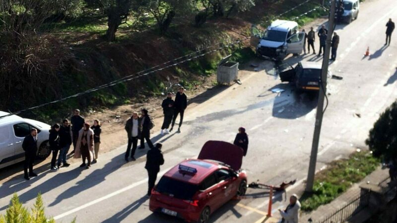 Bursa’da korkutan kaza: Kafa kafaya çarpıştılar! Mudanya ilçesinde ilk önce park etmek isteyen otomobile, daha sonra