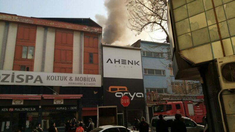 Bursa’nın İnegöl ilçesinde mobilya imalathanesinin çatısında çıkan yangın, itfaiye ekipleri