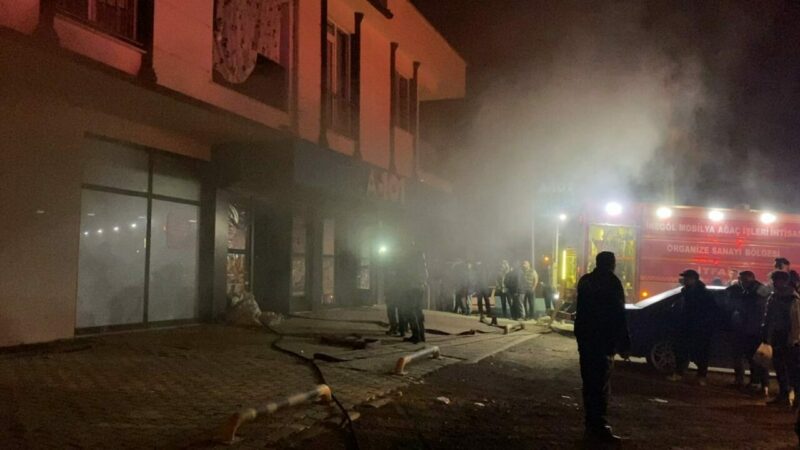 Bursa'nın İnegöl ilçesinde market deposunda çıkan yangın, itfaiye ekiplerinin 1
