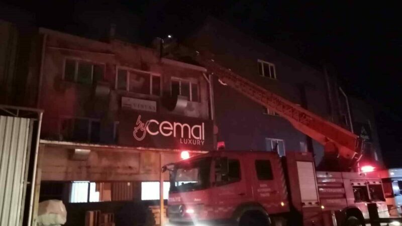 Bursa’nın İnegöl ilçesinde 3 katlı mobiya imalathanesinde yangın çıktı. İtfaiye