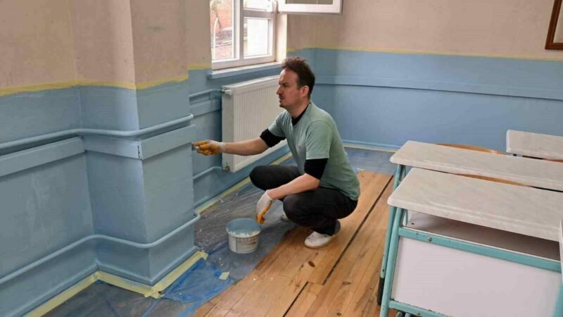 Bursa’da okul müdürü ve yardımcısı okulu boyadı Bursa’nın İznik ilçesinde bir köy okulunun müdürü ve yardımcısı okulu