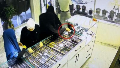 Bursa’da çifte hırsızlık kamerada: Önce kuyumcuyu sonra müşteriyi…