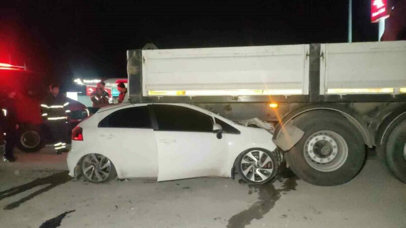 Bursa’nın Orhangazi ilçesinde meydana gelen trafik kazasında otomobil, önünde seyir