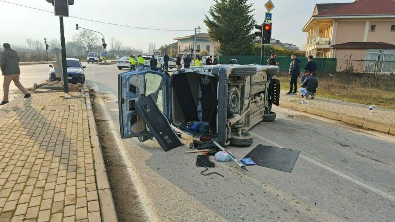 Bursa'nın İnegöl ilçesinde otomobil ile hafif ticarinin çarpıştığı kazada 2