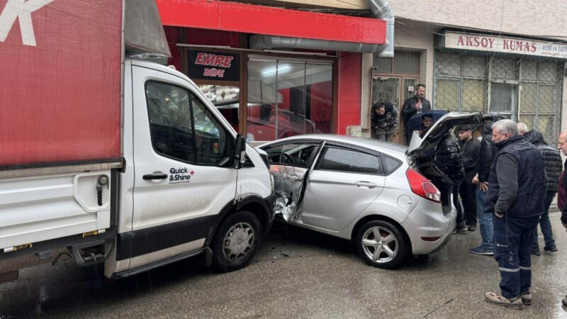Bursa'nın Osmangazi ilçesinde polisin "dur" ihtarına uymayan ehliyetsiz otomobil sürücüsü,