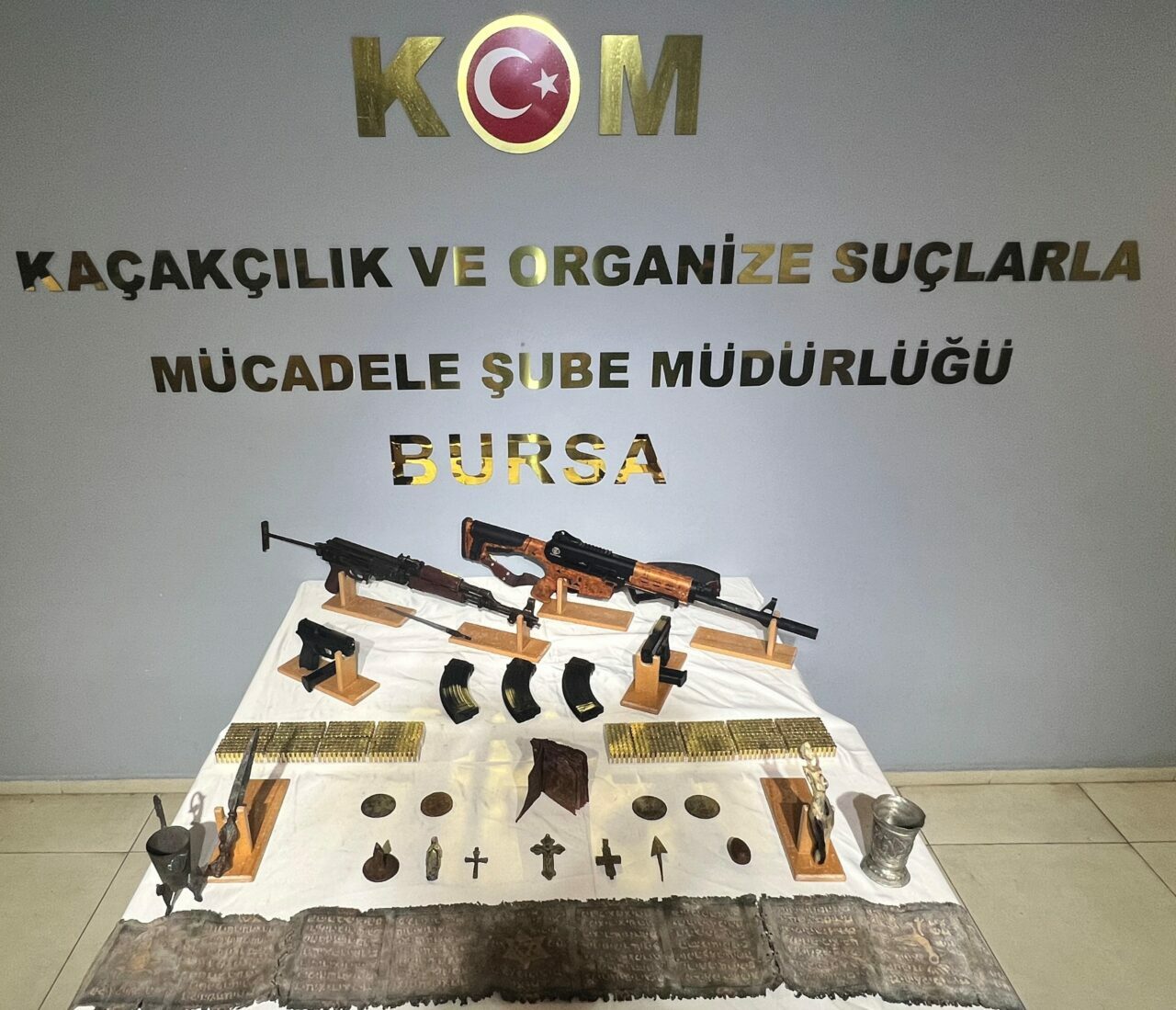 Bursa’da ruhsatsız silah ve tarihi eser kaçakçılığı operasyonu!