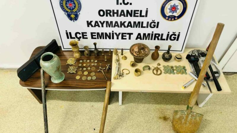 Bursa’da şok operasyon! Suçüstü yakalandılar Bursa’nın Orhaneli ilçesinde kaçak kazı yapan 3 şüpheli polis ekiplerinin