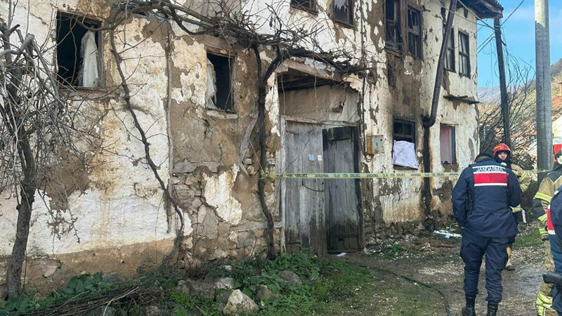 Bursa'nın Yenişehir ilçesinde bir evde çıkan yangında 86 yaşındaki yaşlı