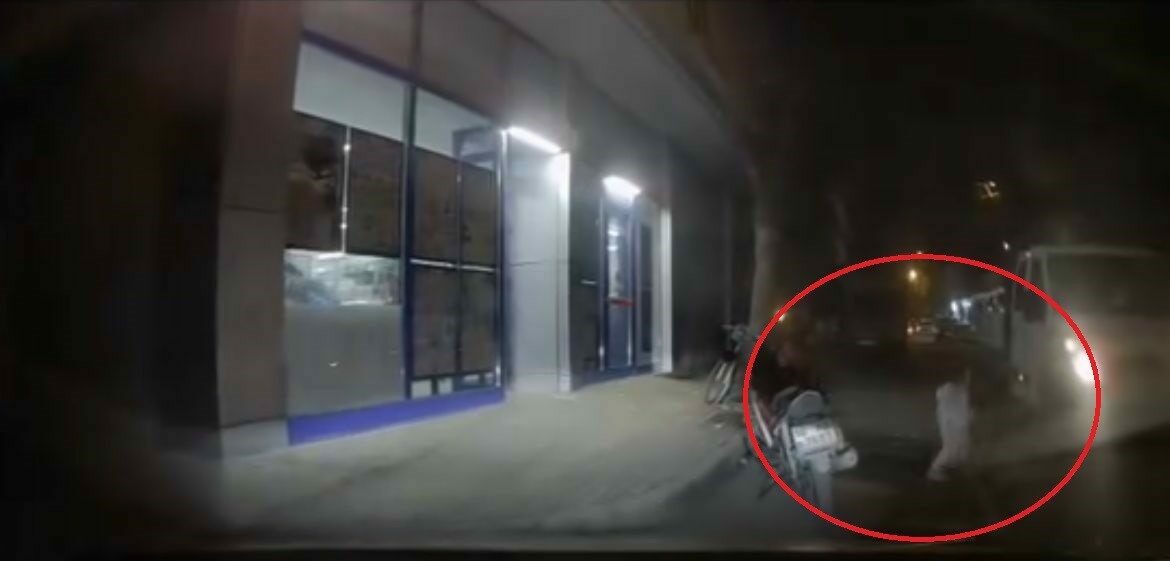 Bursa’da yürekler ağza geldi! Yola aniden fırlayan minik kız kıl payı kurtuldu