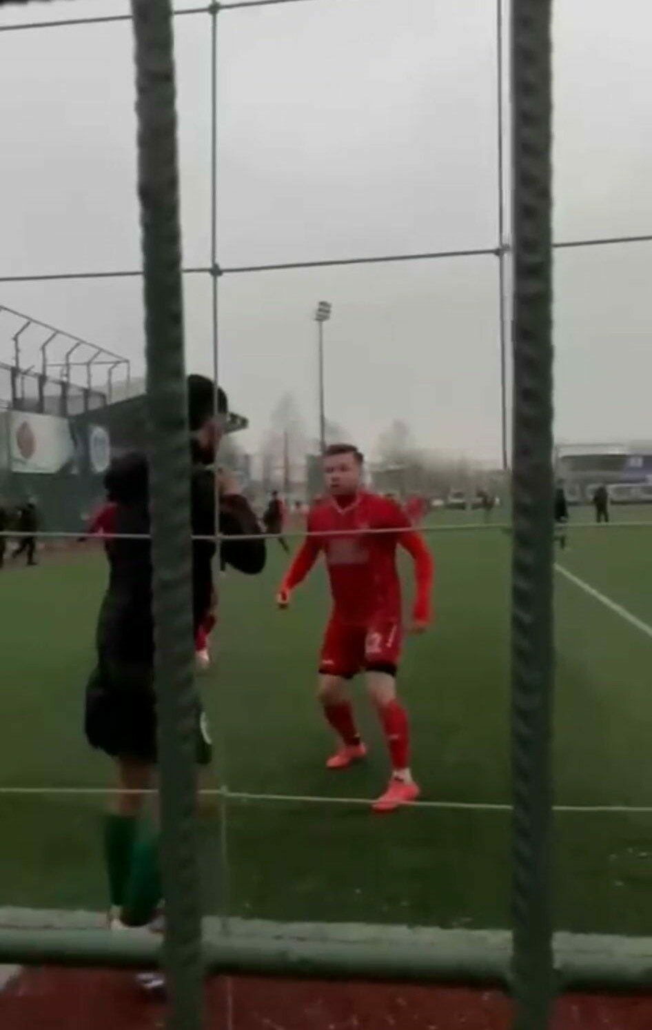 Bursa’daki amatör maçta kavga çıktı! Yeşil saha boks ringine döndü… Bursa’daki amatör maçta kavga çıktı! Yeşil saha boks ringine döndü…