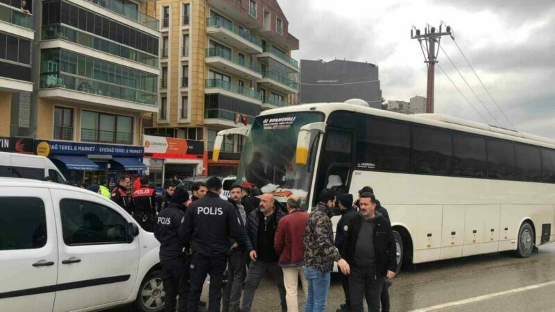 Bursa’daki bıçaklı taraftar kavgasında yeni gelişme Bursa’nın Gemlik ilçesinde Galatasaray ve Göztepe taraftarları arasında çıkan kavgada
