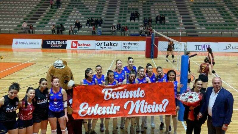 Bursa’daki maçta sürpriz evlenme teklifi Türkiye Kadınlar Voleybol 2. Ligi 9. Grup’ta oynanan Mehmet Ege