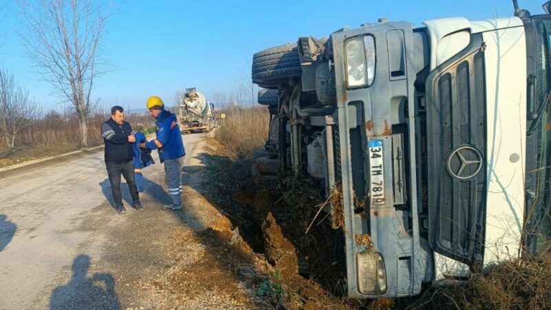 Bursa'nın İnegöl ilçesinde devrilen beton mikserinin sürücüsü yaralandı.