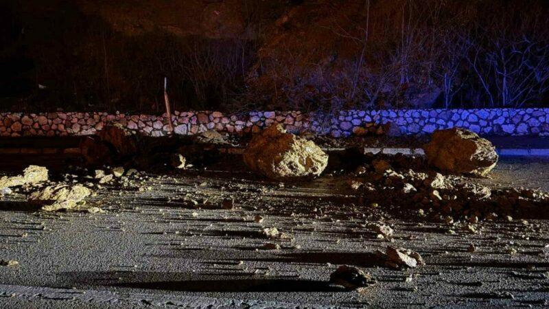 Bursa’nın Kestel ilçesinde meydana gelen heyelan nedeniyle yol trafiğe kapandı.