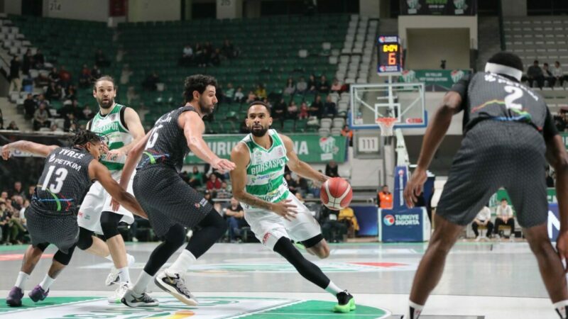 Süper Ligi'nin 15'inci hafta maçında Bursaspor Basket, sahasında Petkimspor'a 111-85