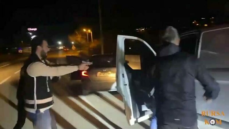 Bursa'da ruhsatsız silah ve mühimmat ticareti yaptığı iddiasıyla gözaltına alınan