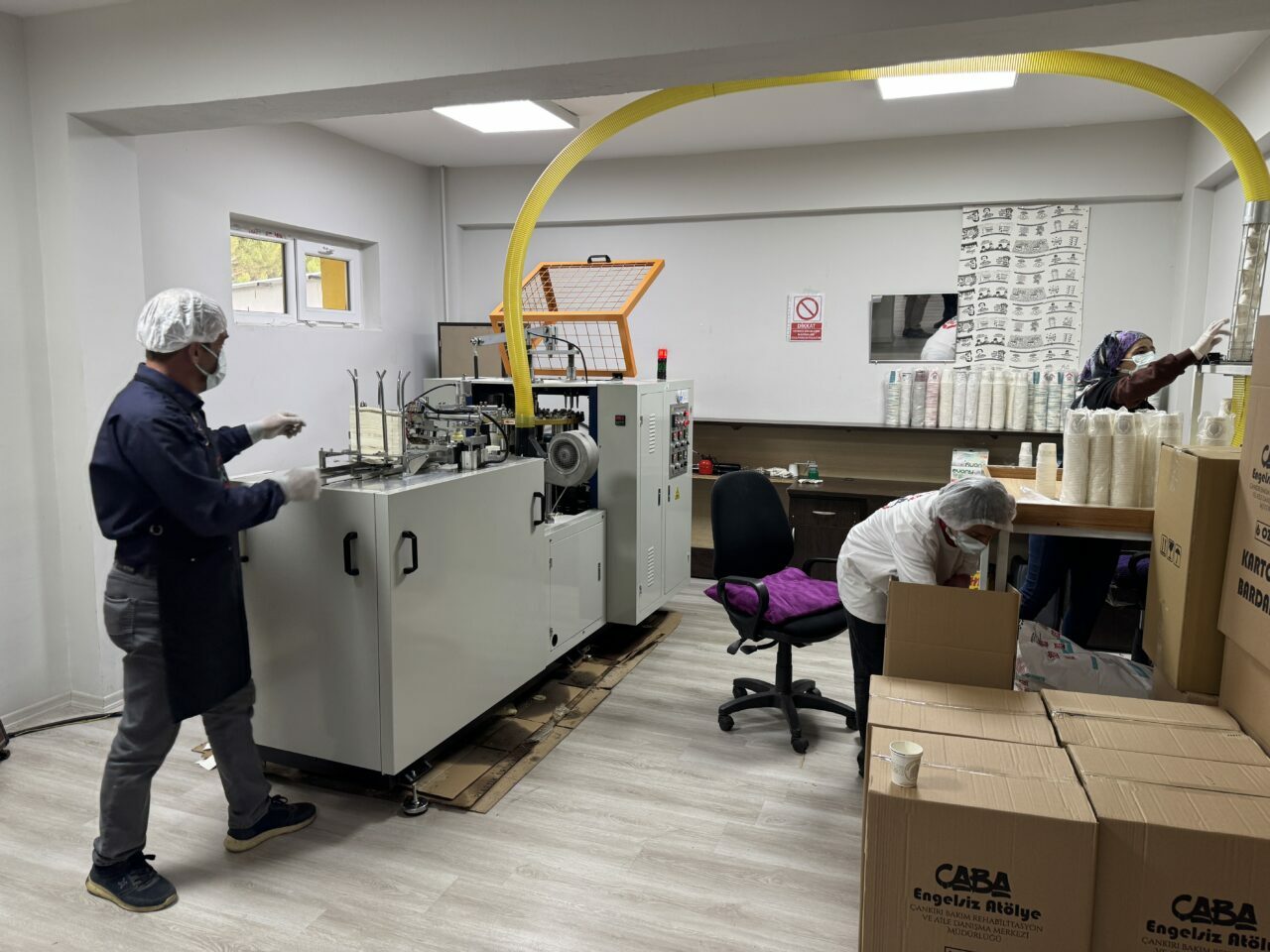 Çankırı’da engelli bireyler ayda 400 bin karton bardak üretiyor