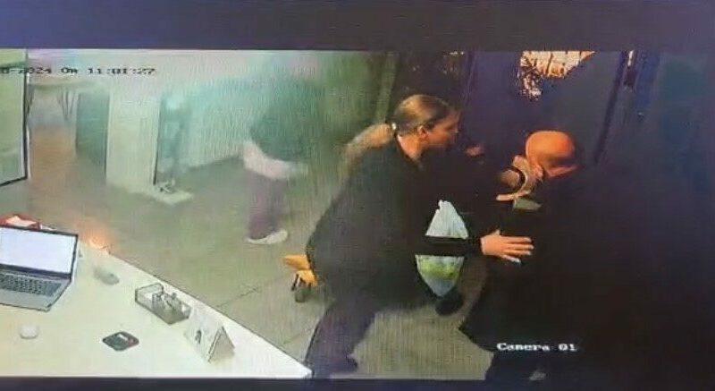 Bursa'nın Yıldırım ilçesinde, hastası olduğu diş hekimini bıçaklayan kişi tutuklandı.