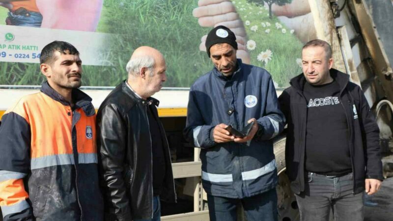Bursa’da örnek hareket: ”Kaldı mı böyle insanlar” dedirtti Mudanya Belediyesi Temizlik İşleri Müdürlüğü’nde görevli Mehmet Güngör, Yalı Mahallesi’nde