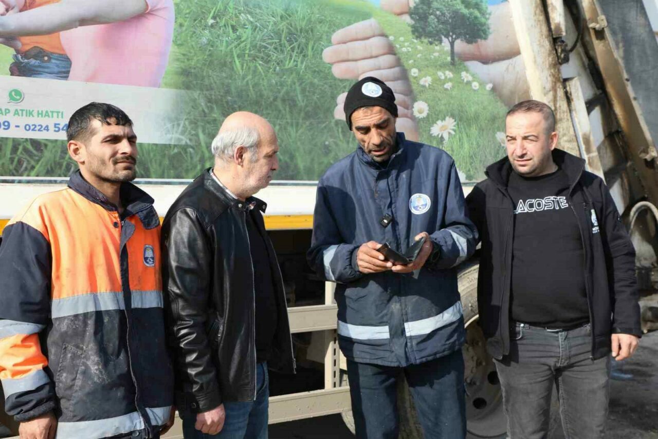 Bursa’da örnek hareket: ”Kaldı mı böyle insanlar” dedirtti Bursa’da örnek hareket: ”Kaldı mı böyle insanlar” dedirtti