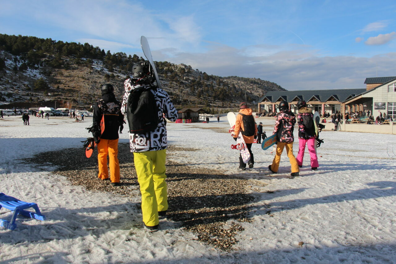 Davraz Kayak Merkezi iki haftada 100 bin kişiyi ağırladı Davraz Kayak Merkezi iki haftada 100 bin kişiyi ağırladı