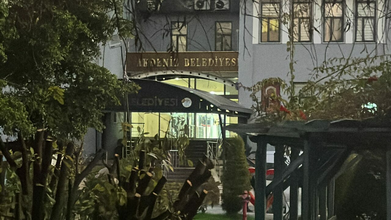 DEM Partili Akdeniz Belediye Başkanı gözaltına alındı