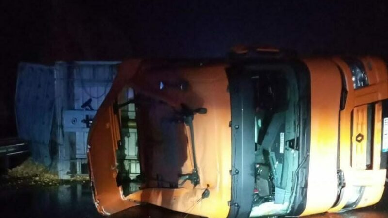 Bursa’nın İnegöl ilçesinde devrilen talaş yüklü TIR’ın şoförü yaralandı.