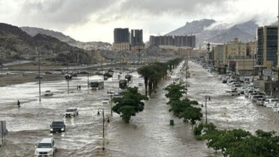 Mekke’de kırmızı alarm! Sel vurdu