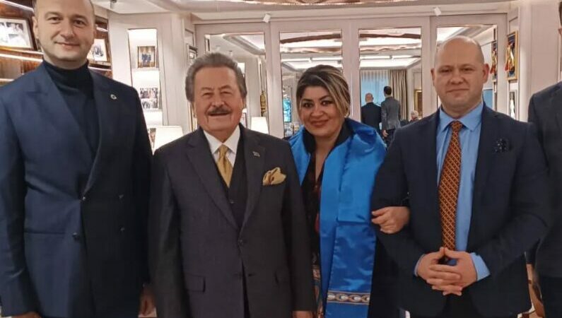 Dr. Berna Çaçan’a doktora cübbesini Devlet eski Bakanı Cavit Çağlar giydirdi Tarihçi Dr. Berna Çaçan Ongun'a cübbesini, rahmetli amcası Burhan Çaçan'ın
