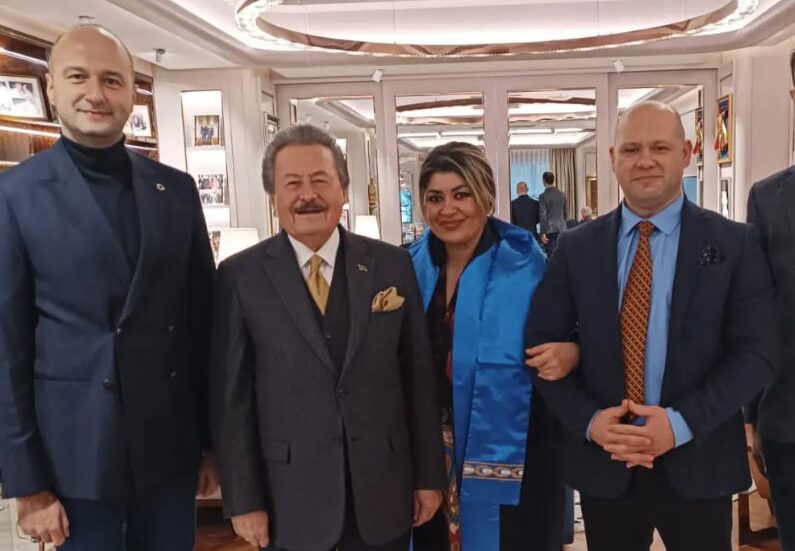 Dr. Berna Çaçan’a doktora cübbesini Devlet eski Bakanı Cavit Çağlar giydirdi Dr. Berna Çaçan’a doktora cübbesini Devlet eski Bakanı Cavit Çağlar giydirdi