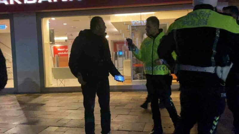 Bursa’nın İnegöl ilçesinde polisin uygulamasını görünce aracını park edip para