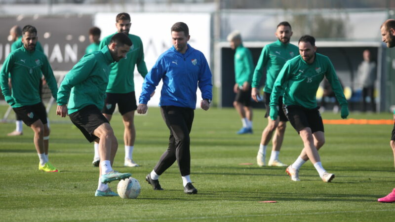 Bursaspor’un ilk hazırlık maçının saati belli oldu Devre arası kamp çalışmalarını Antalya’da sürdüren Bursaspor’un oynayacağı ilk hazırlık